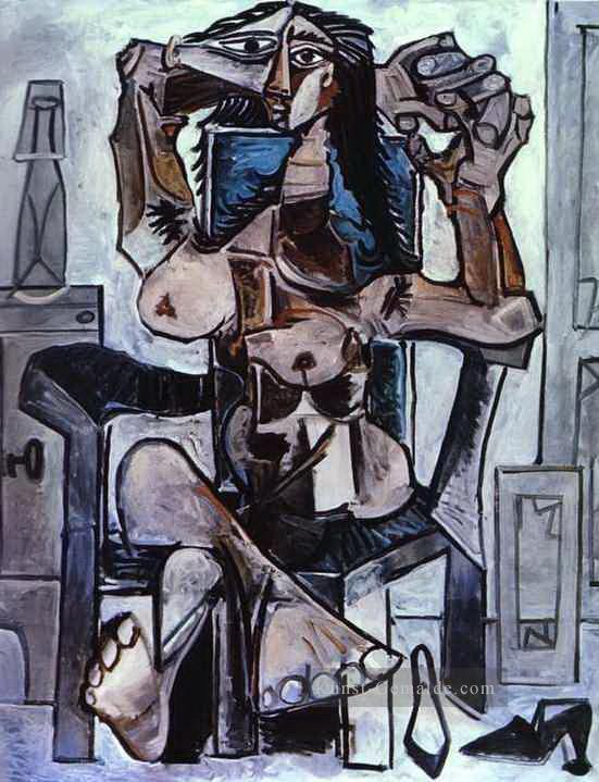 Nackt in einem Sessel mit einer Flasche Evian Wasser ein Glas und Schuhe 1959 Kubismus Pablo Picasso Ölgemälde